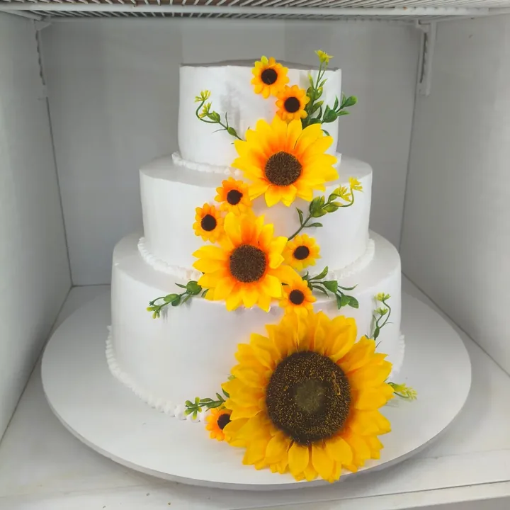 Bolo de três andares com girassóis